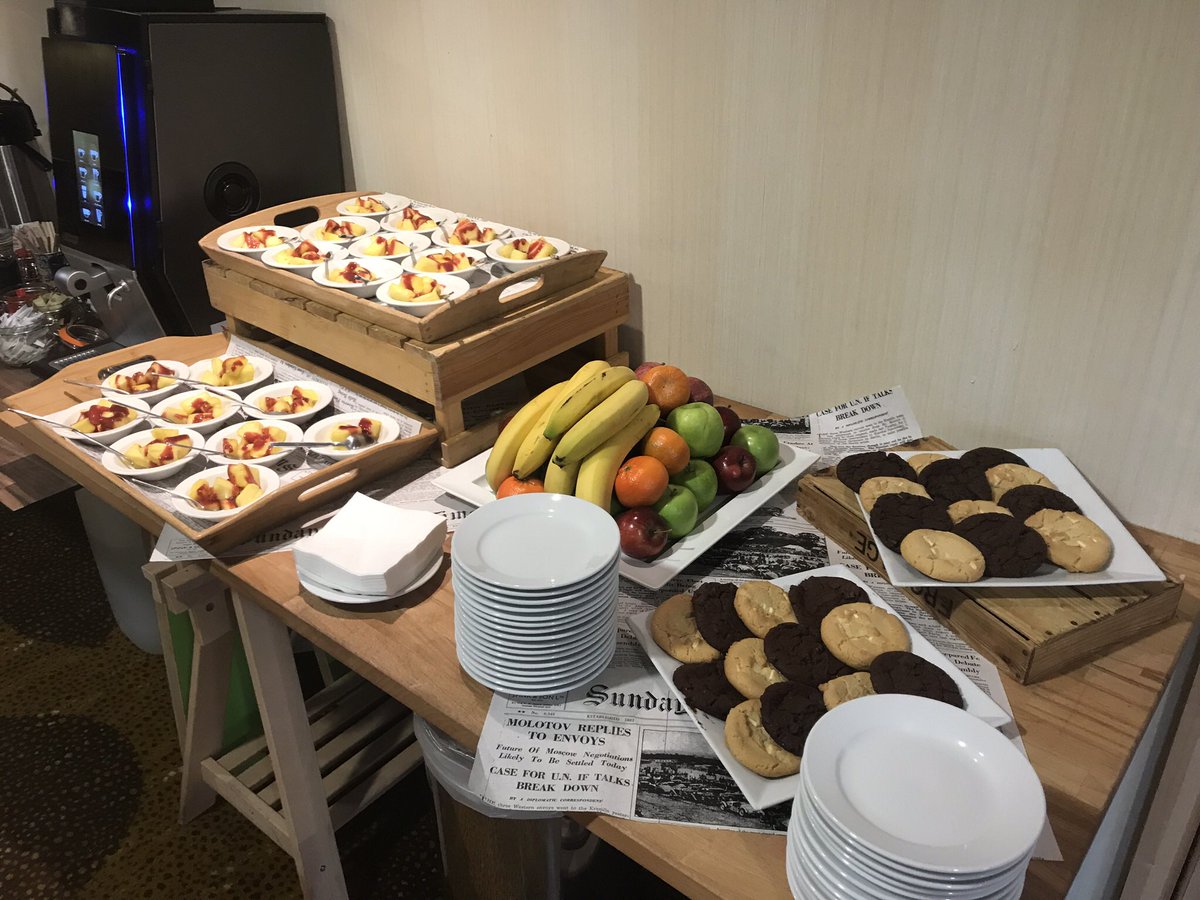 HIBrentfordLock's tweet photo. Chefs feeling creative today....looking for the best food for your #inspiredmeetings no better place than us 👌👌👌 #eventprofs @RedefineBDLSale https://t.co/dlhosYfKPo