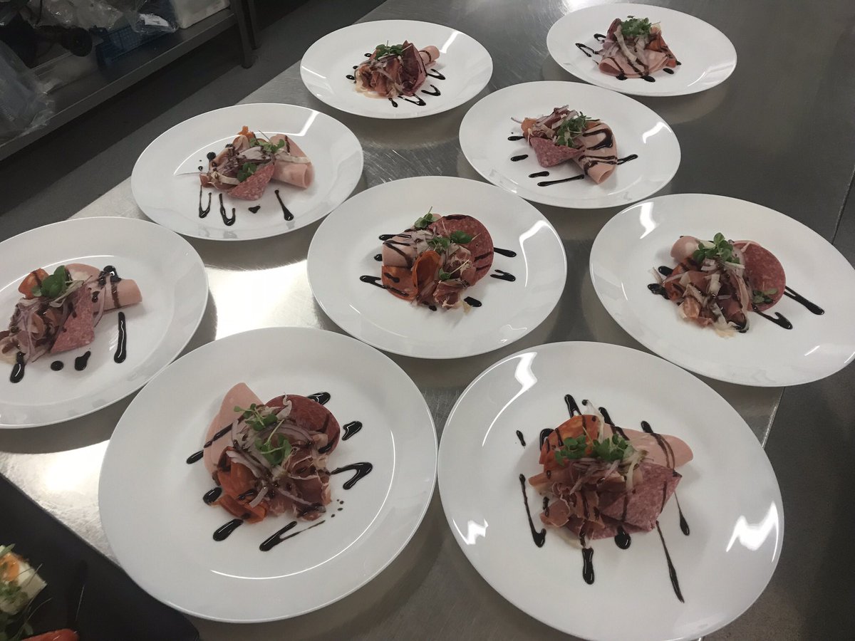 HIBrentfordLock's tweet photo. Chefs feeling creative today....looking for the best food for your #inspiredmeetings no better place than us 👌👌👌 #eventprofs @RedefineBDLSale https://t.co/dlhosYfKPo