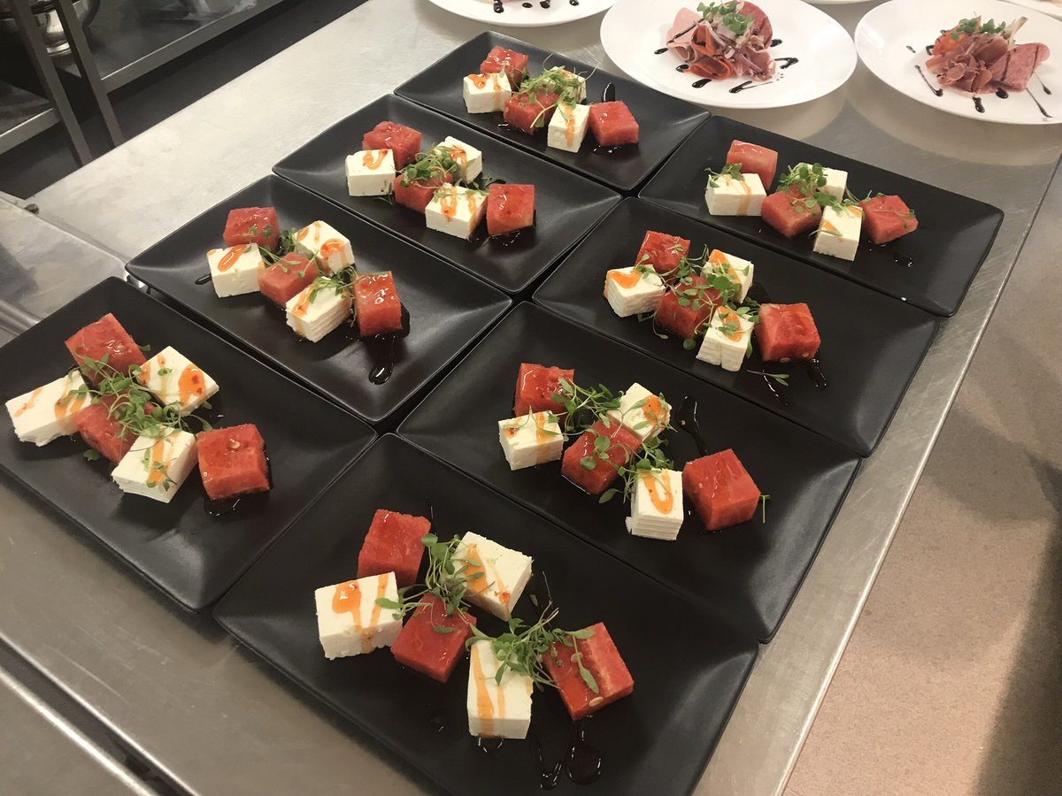 HIBrentfordLock's tweet photo. Chefs feeling creative today....looking for the best food for your #inspiredmeetings no better place than us 👌👌👌 #eventprofs @RedefineBDLSale https://t.co/dlhosYfKPo