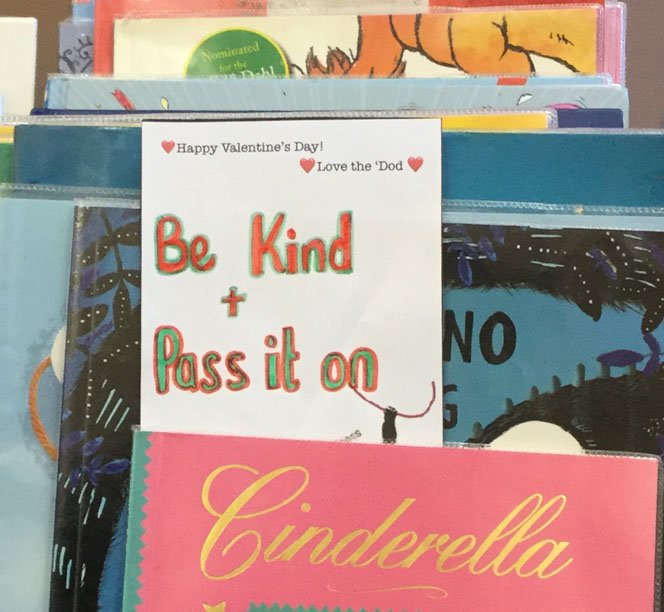 LlandodLibrary's tweet photo. Mae staff y llyfrgell wedi bod yn crafu pen am bwy sydd wedi bod yn gadael y negeseuon serch o gwmpas y lle a phwy yw’r rhamantwr anhysbys?  

Dyma rai o’r negeseuon a adawyd gan y negesydd rhamantus – sy’n galw eu hun “the Dod”... https://t.co/xr7QAoiDVy