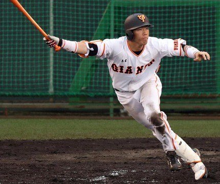 baseball_soku's tweet photo. 巨人のセンター重信と育成松原の争いで絞られる https://t.co/Qesed2jDPt https://t.co/91ubwsgYwM