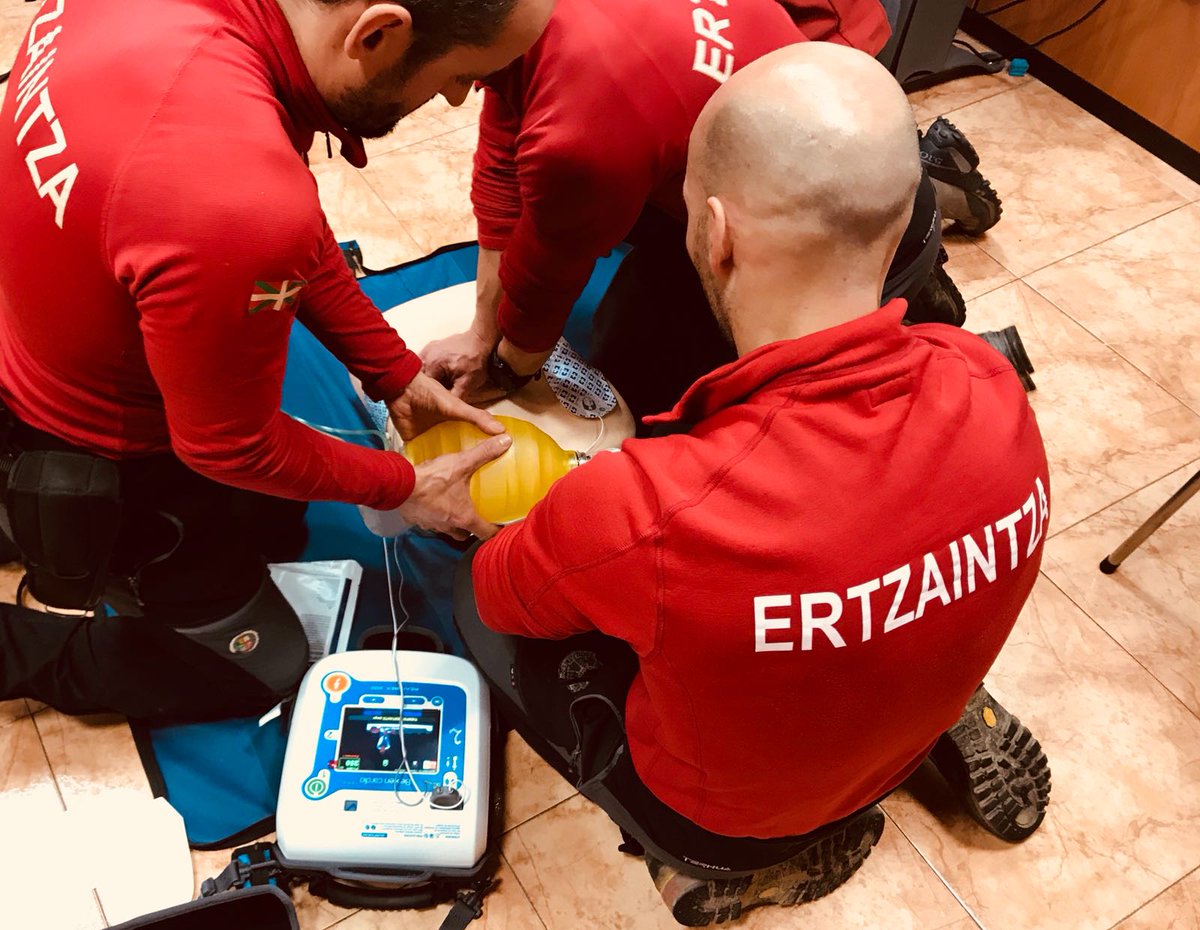 UvrErtzaintza's tweet photo. Jornada de primeros auxilios. Hoy ha tocado repasar #RCP Instrumental.
#erc2015 #uvr #erreskate #prestgaude https://t.co/P9fsQXnlUN