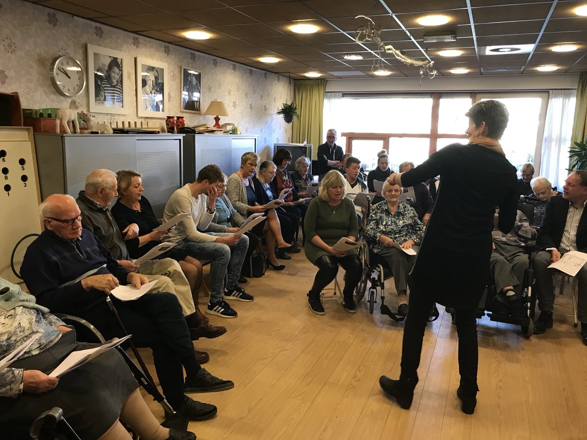 Team Partoer zingt met inwoners Berchhiem op stakingsdag.