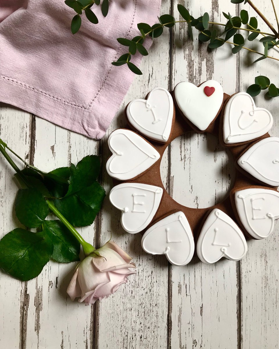 alixcakesmith's tweet photo. Find me in Selfridges today, personalising these and other super cute handmade biscuits. Go on, they’re way more original than flowers. 12-5pm today. #selfridgesfood #handmade #valentinesday #idonthaveanissuewithflowersthough https://t.co/gZ7sPh8A5h