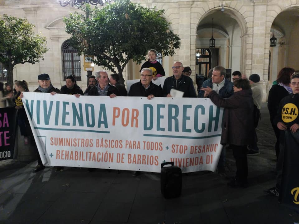 APDHASevilla's tweet photo. 👉En la concentración de ayer para exigir #ViviendaPorDerecho https://t.co/97XlZ6FOV5