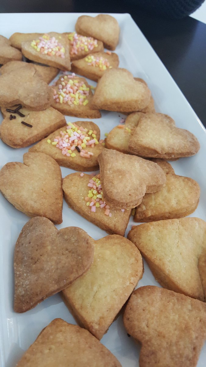 Happy Valentines Day!! Vandaag hebben we met liefde koekjes voor bij de koffie gebakken😋♥️