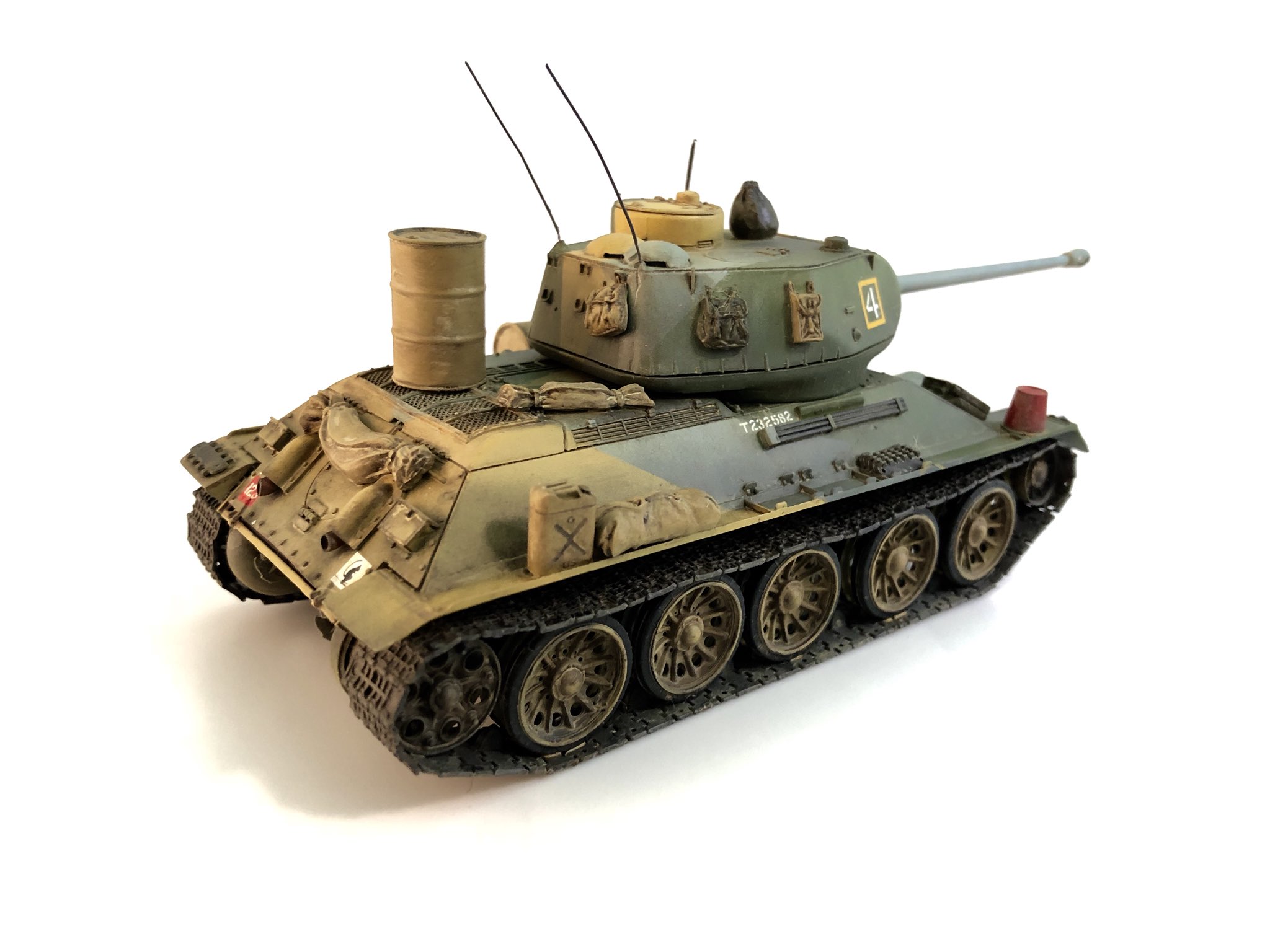 りよくちや 1 48 T 34 17ポンド砲完成です 今回はt 34英国生産案で ペーパープランで終わったものを自分の想像で作りました 自分が考える英国面をt 34という車体にすべて入れてみました フルインテリアなので時間が結構かかりましたね 晩冬ソ連祭り