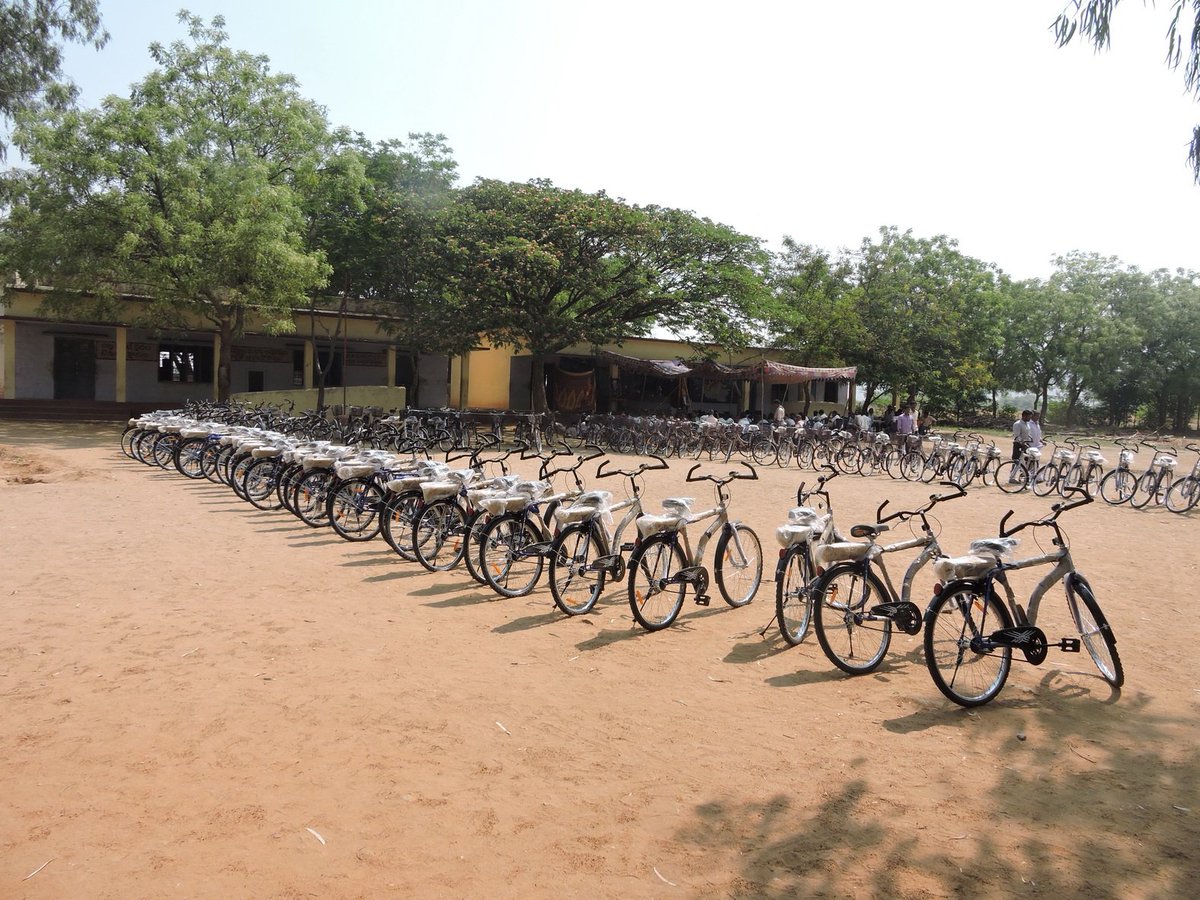 labor_10's tweet photo. Labor10 en colaboración con la Fundación @FVICENTEFERRER distribuye bicicletas a niñas y niños en la India.
https://t.co/N1DxoQOX4i https://t.co/nv8V7Tmsnw