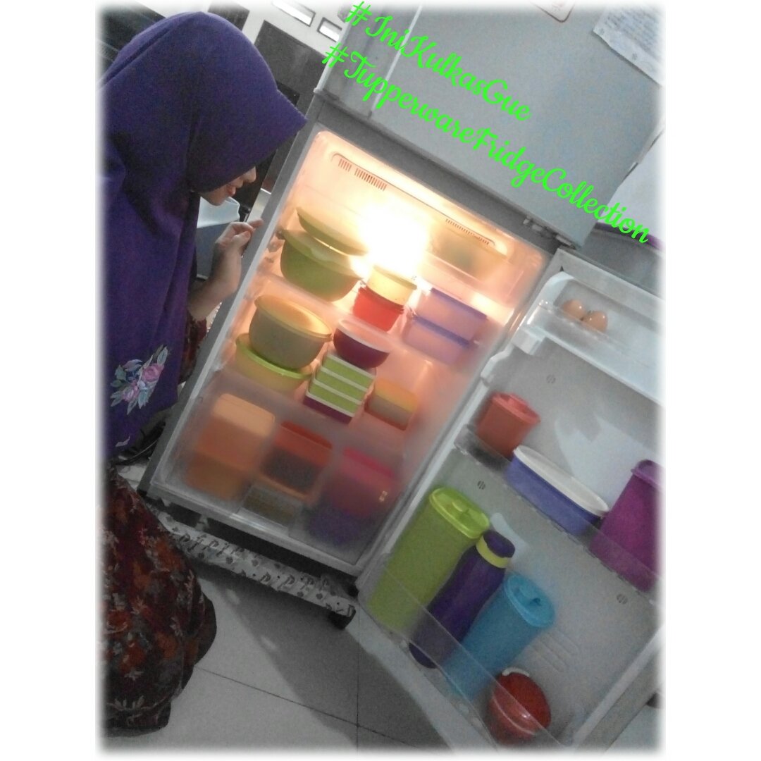 Mahafirnade's tweet photo. @tupperwareID Semenjak ada Tupperware Kulkas jadi Rapi &amp; Gak Bau Krn Tupperware memiliki fitur yg kedap udara, jd bau makanan gak akan tercampur..kulkaspun jd bersih #IniKulkasGue #TupperwareFridgeCollection ikutan yuks @Yulismh @dina @ninahmdh02 https://t.co/DHCARrLe4w