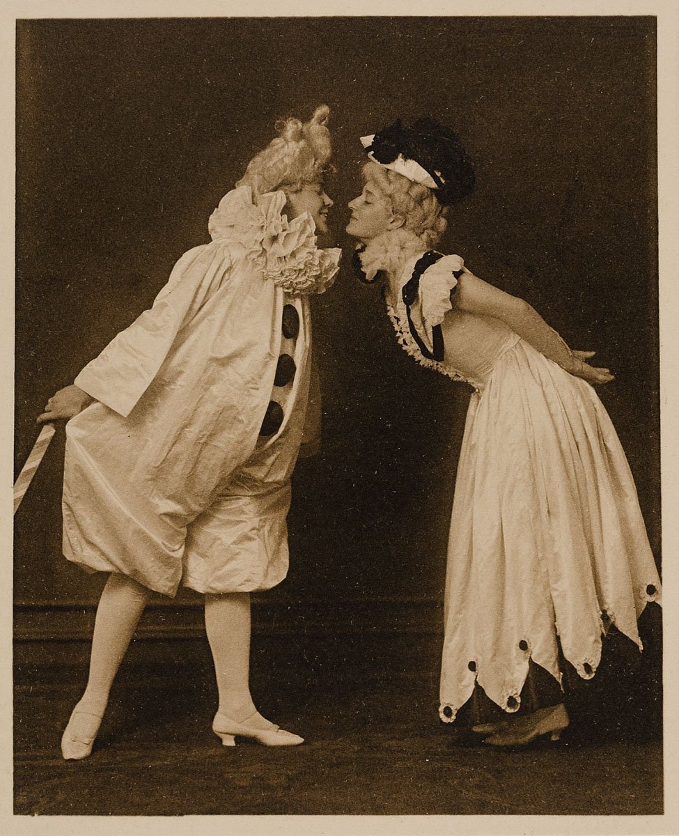 Happy #Valentinstag 😍 

sammlungonline.mkg-hamburg.de/de/object/Frau…