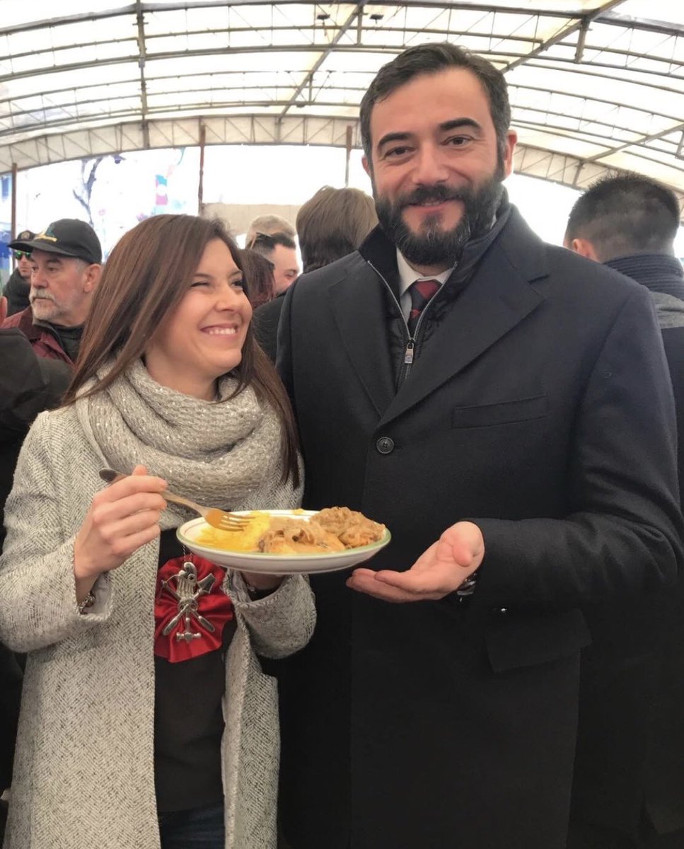 La tradizionale visita di Mugnaia e Generale alla distribuzione di polenta e merluzzo presso il Comitato della Croazia per il Mercoledì delle Ceneri. #storicocarnevaleivrea #carnevale #ivrea #mercoledidelleceneri #mugnaia #generale