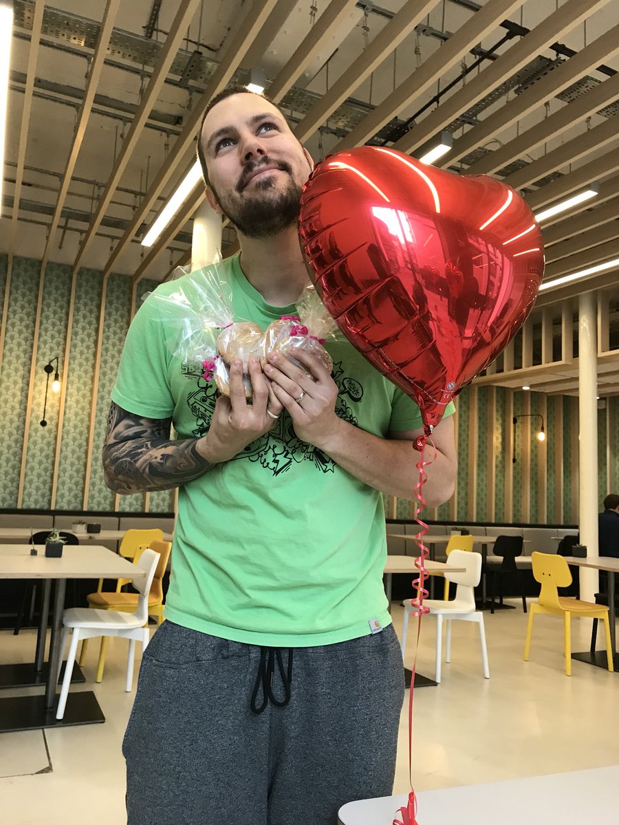 WSBarleymow's tweet image. Cookies &amp;amp; Hearts ♥️ .
.
.
Sam from @zapparapp is feeling the love this Valentines Day! #zappar #barleymow #chiswick #heartballoon #valentine #valentinesday #red #love #networking #togetherness #workspace