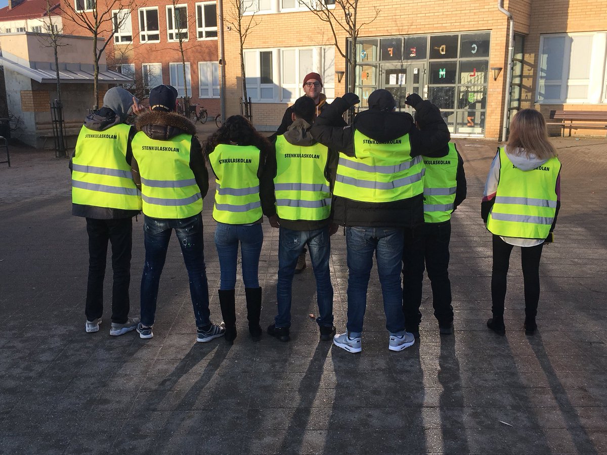 Vi lurade eleverna att det numera är lag på att ha väst när man lämnar skolgården. @stenkulaskolan #prankwellplayed