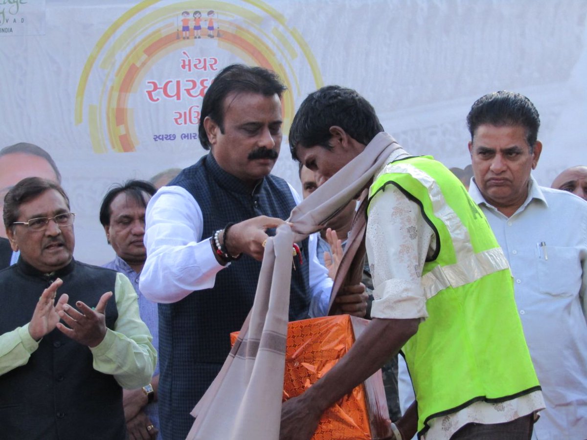 AmdavadAMC's tweet photo. Today Mayor Shri @igautamshah participated in #SwachhtaRound with Shri @KaushikPatelBJP Revenue Mini. GoG, Dy Mayor Smt. Pramodben, Shri @PravinSCC, Actor Shri @actormanojjoshi, Shri Mayur Vakani, Singer Shri Arvind Vegda, Shri Rakesh Pujara and other dignitaries at Naranpura. https://t.co/tpKm3qA2Cd