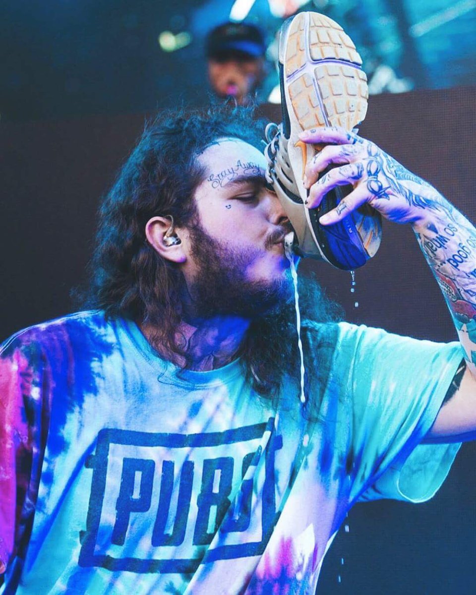 hypeplayermusic's tweet photo. Find someone who kisses you the way Post Malone kisses a shoe, and marry them. #HappyValentinesDay https://t.co/7V8cgvTmUd