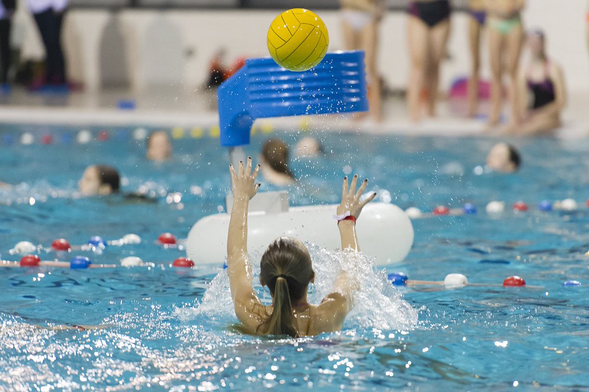 Korfbalpuntnl's tweet photo. Een dag vol korfbal en andere spellen: korfbal in het water, korfbal in de zaal, de stormbaan. Welke korfbalfan wil dat nu niet? Is jullie team nog niet aangemeld? Je hebt nog precies twee weken om dat alsnog te doen: 1 maart sluiten de inschrijvingen.  https://t.co/8IKydpnGqX https://t.co/tt3tzRklsx