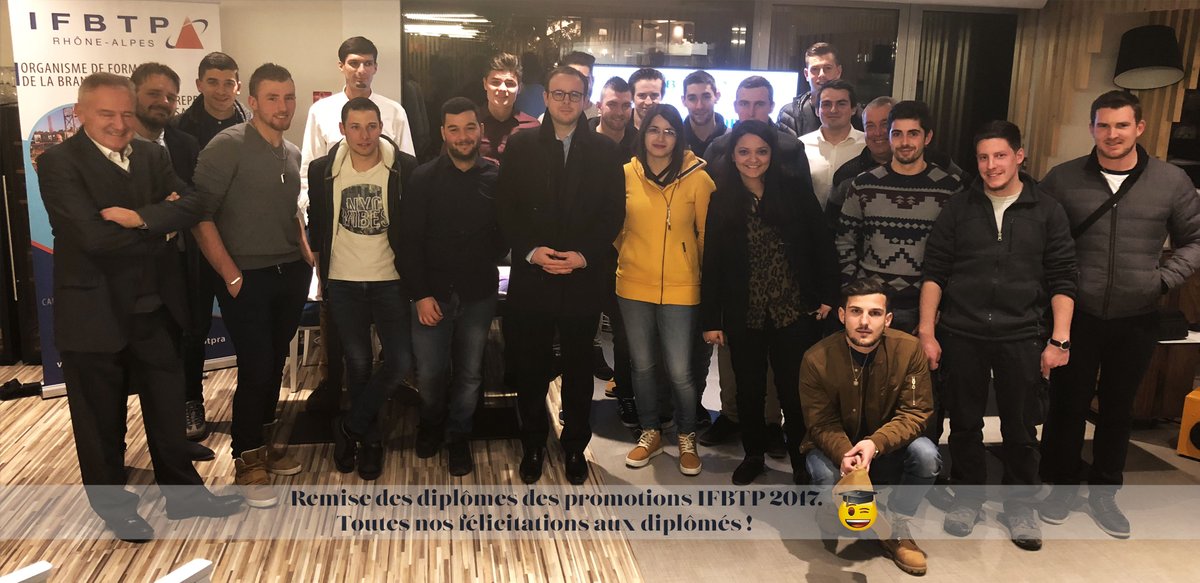 Photo de famille :) 
Remise des diplômes IFBTP 2017. Un super moment partagé avec les diplômés ! 👍🤩