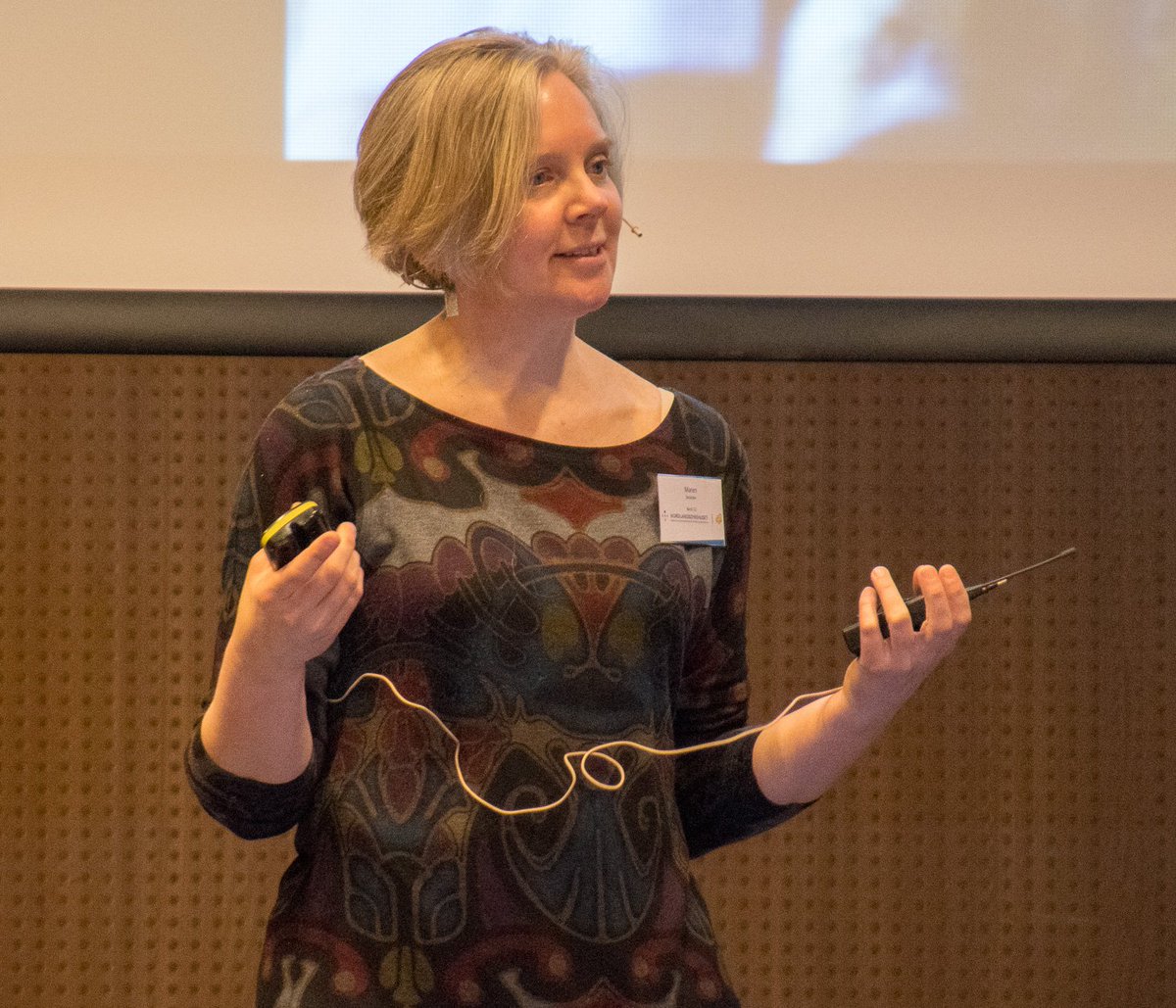 Pasientsikkert's tweet photo. Dr. @MarenBatalden fra Cambridge Hospital første foredragsholder på #pasientsikkerhet2018. Hun utfordret oss blant annet på hvordan vi kan finne nye måter pasienter og helsepersonell kan samarbeide på for et best mulig resultat. https://t.co/poe4obVs6W