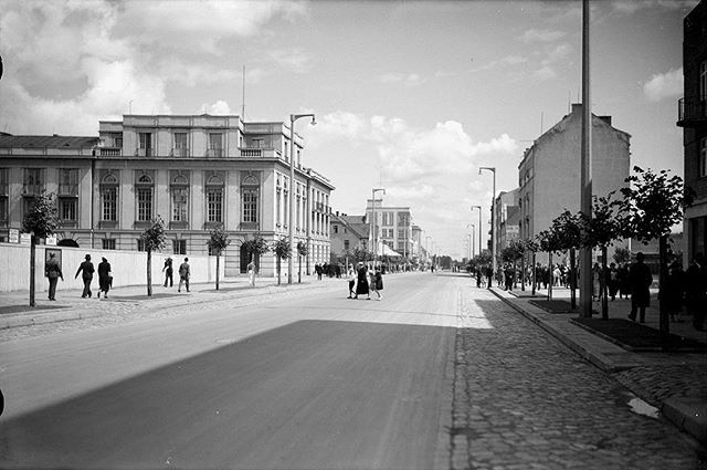 Gdynia ul. 10 Lutego. Foto. Henryk Poddębski ok 1935r. #dawnagdynia #oldphoto #bnw #bw #streetphotography #gdynia #poddębski #10lutego ift.tt/2BYHbIY