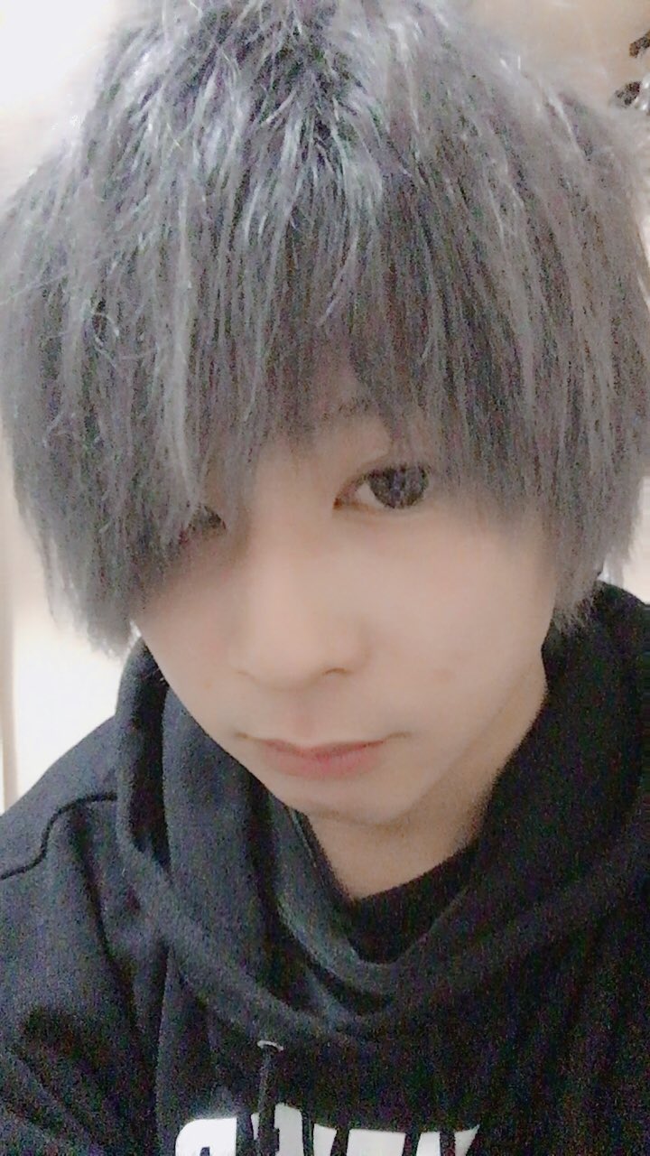 Twitter 上的 Yusuke Chased ひろくんに髪色汚い言われたから色入れ直しました Hoyuのグレーアッシュの市販薬最高 今日のポッキーはバレンタインなので極細にするかトッポにするか悩みましたが普通のん買いました T Co Bx8adhmfmt Twitter