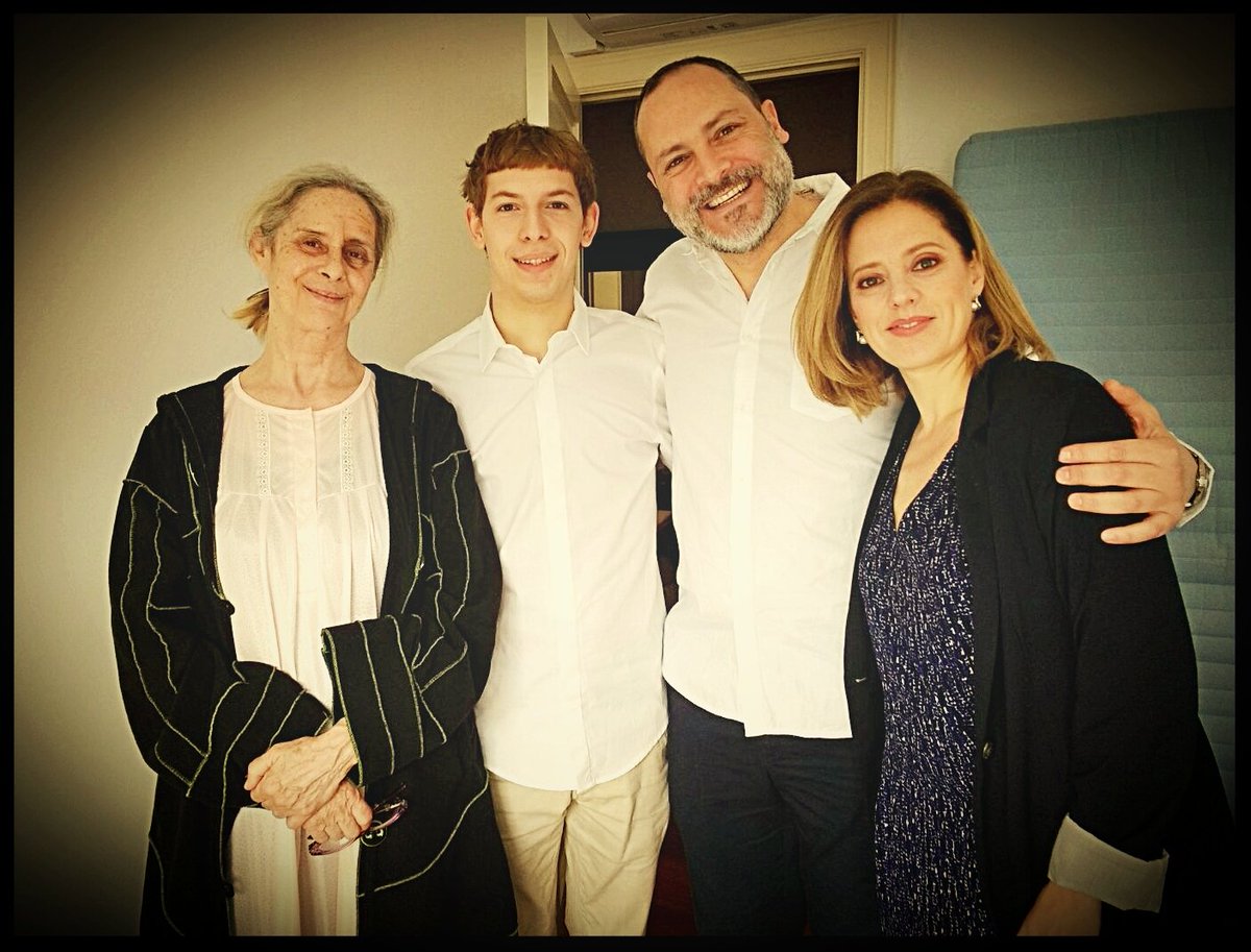 Durant uns dies, aquesta serà la meva família:
La mare, #vickypeña
La dona, <a href="/mariamolins2/">maria molins</a>
El fill, <a href="/pcapuz/">Paul Capuz</a>
Silenci, rodem #morosenlacosta de <a href="/Damia_Serra/">Damià S. Cauchetiez</a>