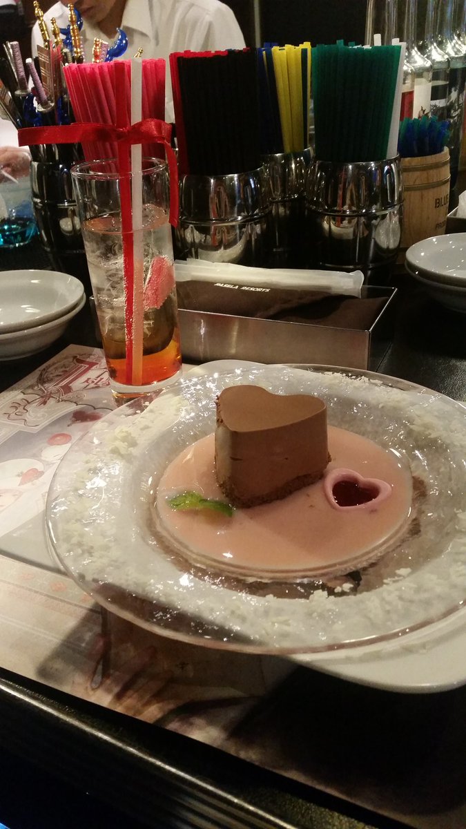 FabulaNova's tweet photo. ¡Así celebran San Valentín en Eorzea Café! PD: debajo del postre estaba ese descojone de cara aleatoria, ¿alguien sabe qué viene a pintar? https://t.co/BdW3oyVodD