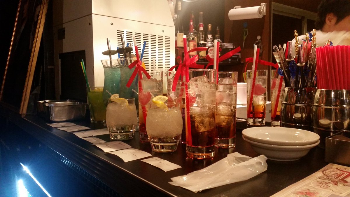 FabulaNova's tweet photo. ¡Así celebran San Valentín en Eorzea Café! PD: debajo del postre estaba ese descojone de cara aleatoria, ¿alguien sabe qué viene a pintar? https://t.co/BdW3oyVodD