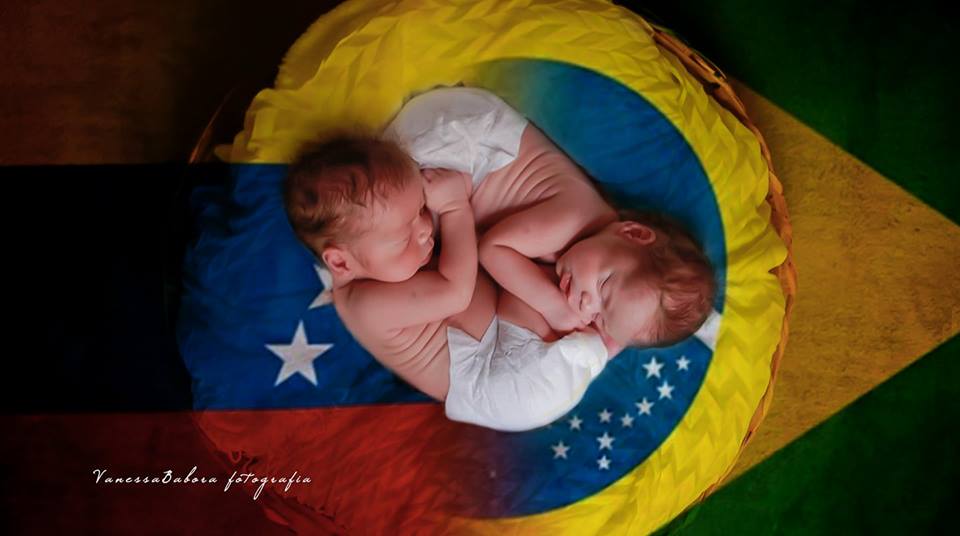 manuelmadrid_'s tweet image. Ellos son Sebastián y Santiago, gemelos, nacidos en Brasil, hijos de venezolanos, cuya madre cruzo la frontera para parir en un lugar donde hubiera medicinas, lamentablemente ella murió en el parto y sus hijos quedan huérfanos de madre pero no de patria
Foto: Vanessa babora