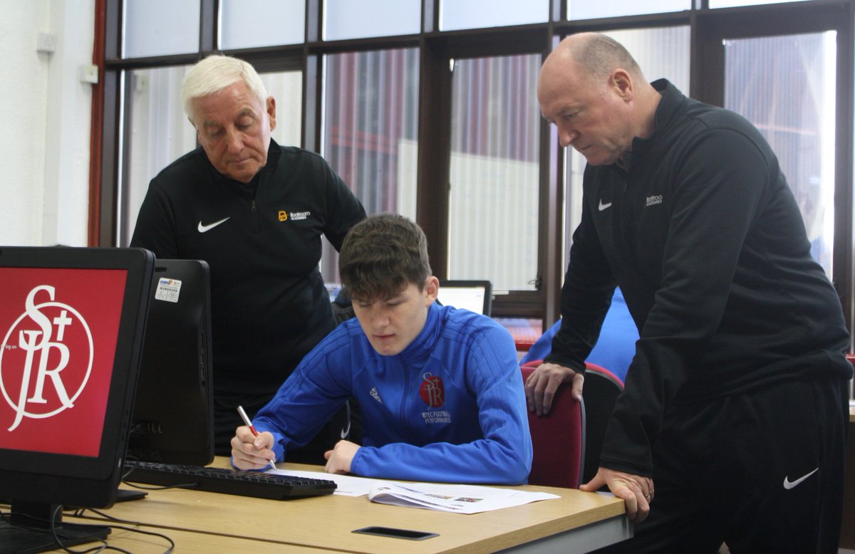 @Roy_Evo and @stevemacca11 passing on their experience to SJR Football Performance Academy student Kian Lally. @SJR_PE @StJohnRigby @Bootroom_Acad #wearesjr #outstanding