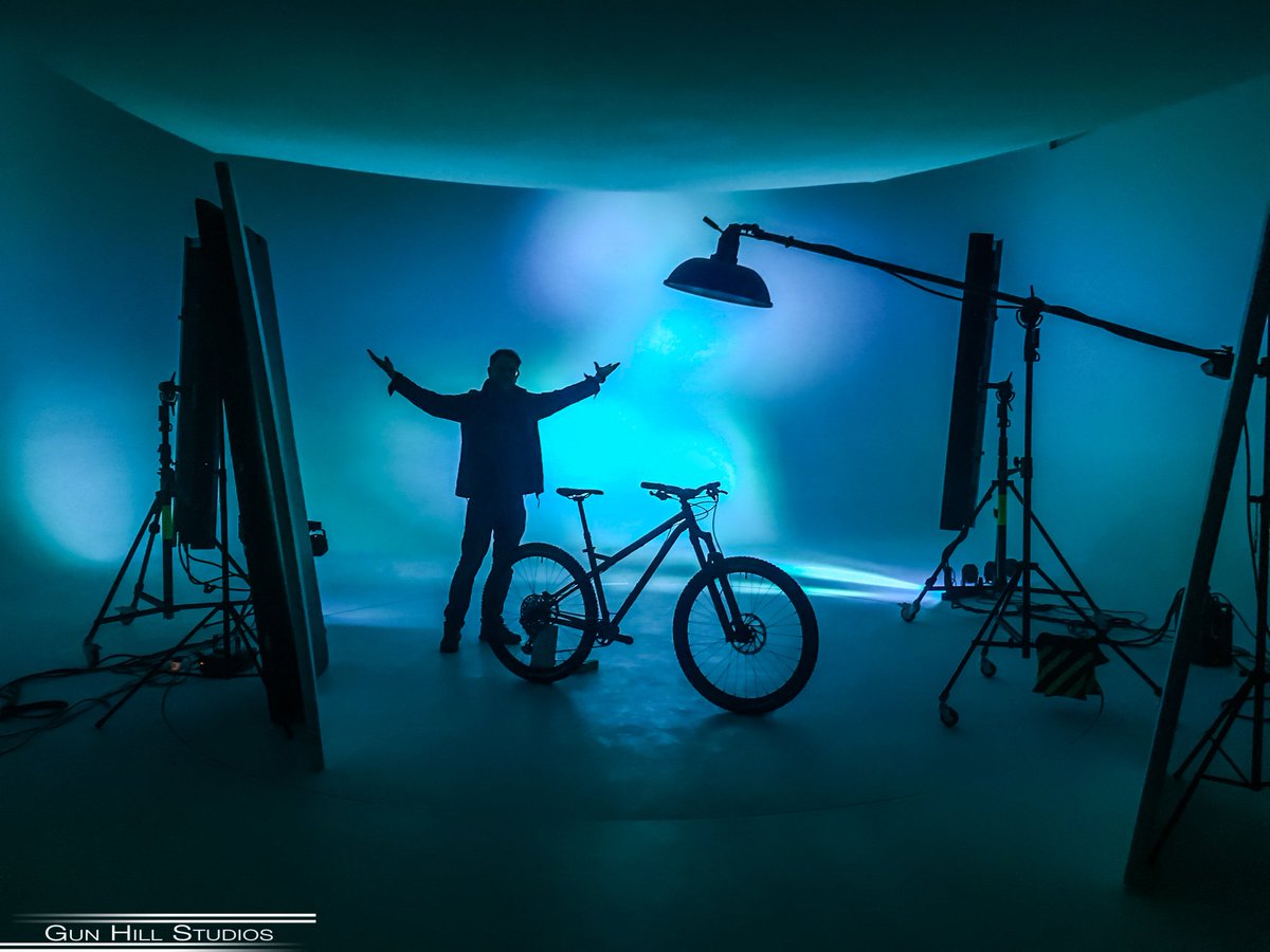 gunhillstudios1's tweet image. Simon enjoying a blue wash in the #infinitycove with a serious bit of bike! #mountainbike #bicycle #photography #studiophotography #bluelight #simoneldon #gunhillstudios @simoneldon Simon Eldon