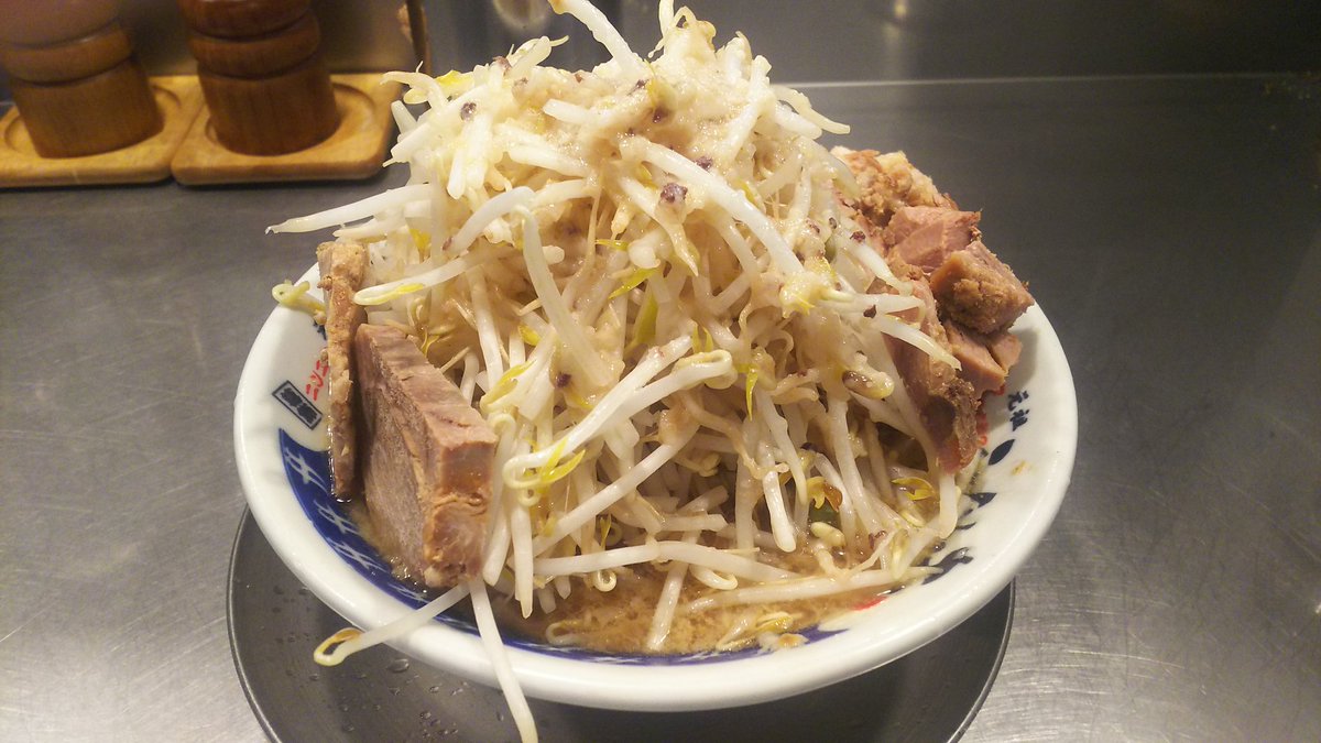 けん 福岡市南区大橋 らーめん大 の ラーメン 小 700円 0g0円 細切れ豚150円 に野菜増し 脂多め 味濃いめ 二郎と違いキャベツはなくもやし 麺を食べる前にもやしでお腹いっぱいになりそうでした 醤油スープと極太縮れ麺が美味しいです 天野