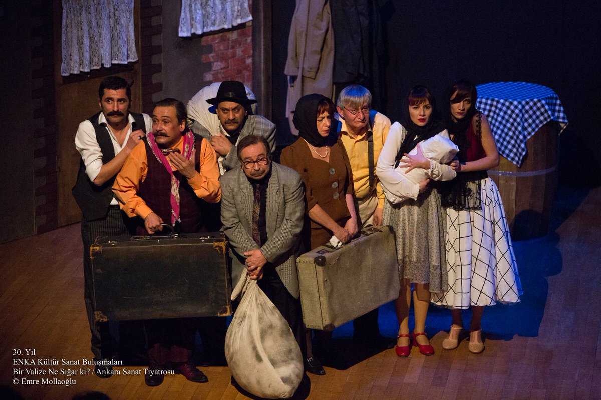 Bir gecede binlerce yıldır yaşadığın topraklardan ayrılacaksan eğer,
valizine ne sığdıracaksın ki?

"Bir Valize Ne Sığar Ki..."; bu akşam saat 20:00'de AST'ta!
🎟Biletler: biletinial.com/tiyatro/bir-va…