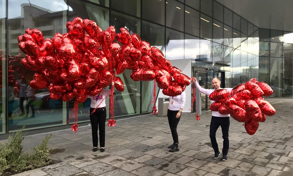 Idag har vi firat Hjärtedagen, då vi delade ut 45 miljoner kronor från spararna i Swedbank Humanfond till ideella organisationer. Vad vi gjorde med de 150 röda ❤️-ballonger som prydde HK? De är nu på väg till Astrid Lindgrens Barnsjukhus. 
#swedbank #humanfond #hjärtedagen