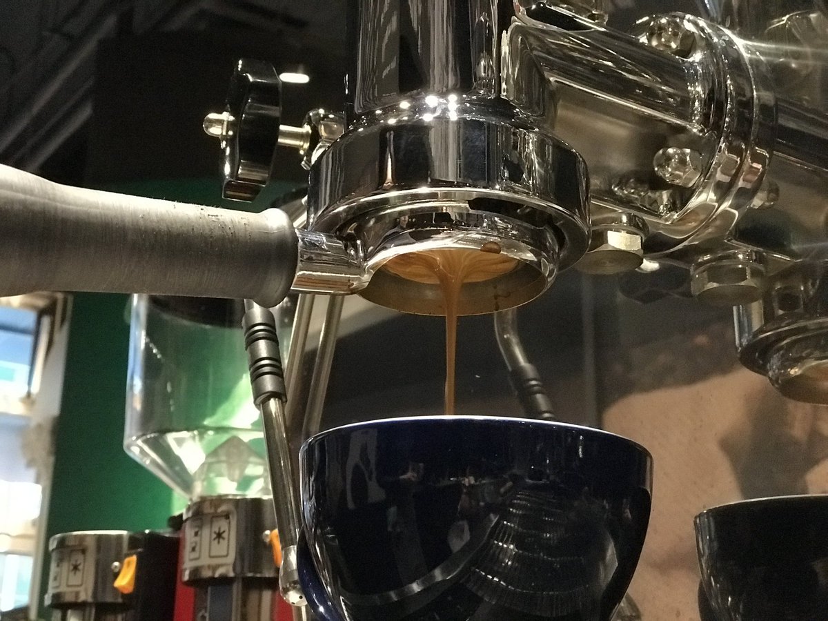 LaPavoni1's tweet photo. La Pavoni Diamante, what a pleasure working with such a beauty!
Photo credits: Arthur Yang from La Pavoni Taiwan
#lapavoni #lapavoniespresso
#levermachine #coffee #espresso #caffè #Italian #design #madeinitaly #sexy #beauty #coffeeporn #Taiwan #Taipei #style #bplus #bpluscafe https://t.co/X8TRX5CtB2