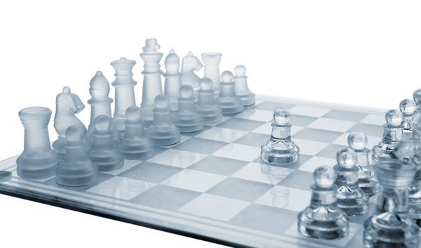 Looking to buy a glass chess set but can’t decide which one to choose and what to look for? Here's our detailed guide. buff.ly/2F0BZD1
