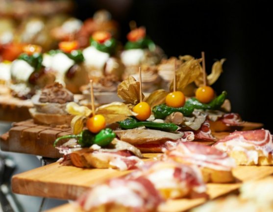 Patatas Bravas, Jamon Iberico, Fresh Figs, Pulled Lomo and Boquerones are just a few Basque Country-style delights you can expect to try at our #pintxo pop-ups. Check out our sample menu here… bit.ly/2EouUPK 🍢🍻