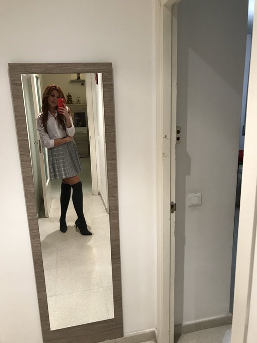 Feliz d&iacute;as de san Valent&iacute;n!!! A mi nadie me felicitar&aacute; mi tendr&eacute; regalo 💝🎁❤️ https://t.co/WIPRccQhJp