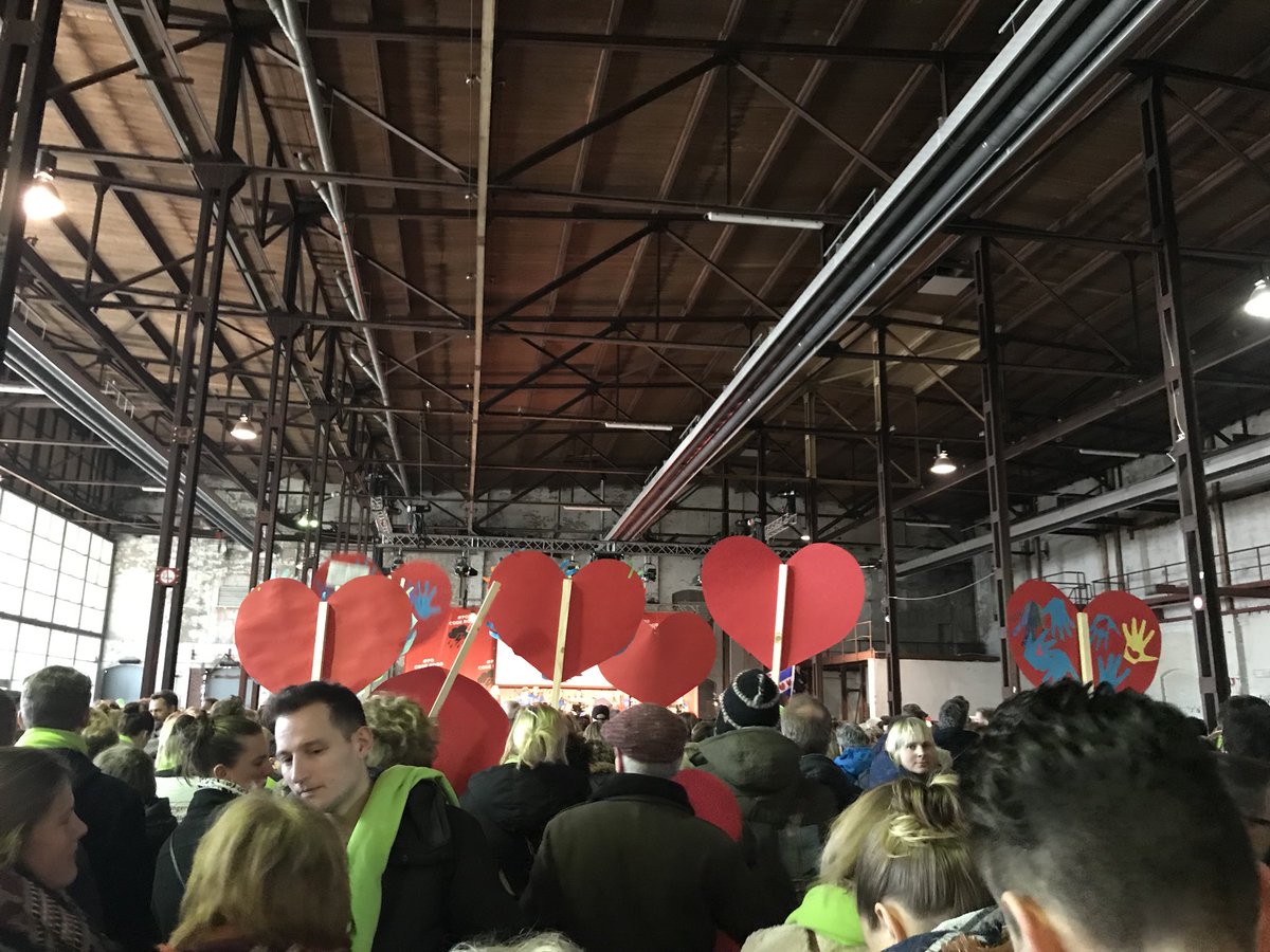 Lisawesterveld's tweet image. En alweer zit de tent vol, zeker 6000 stakers in het noorden. Succes leraren!
#POfront #POinactie #hartvooronderwijs