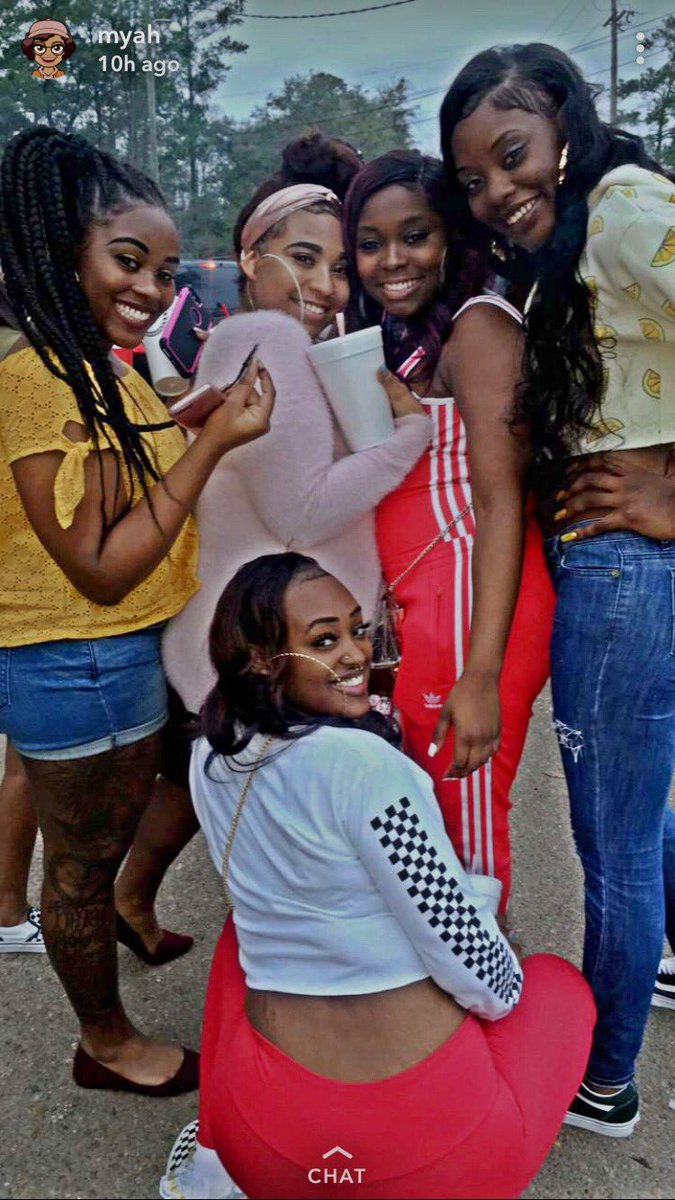 tariewarie's tweet photo. We gone flood the city with smoke , i hope our enemies know we strapped &amp; ready to blow 🐍😛🗣 #stopplayin #darealgang https://t.co/GAICltrN0s