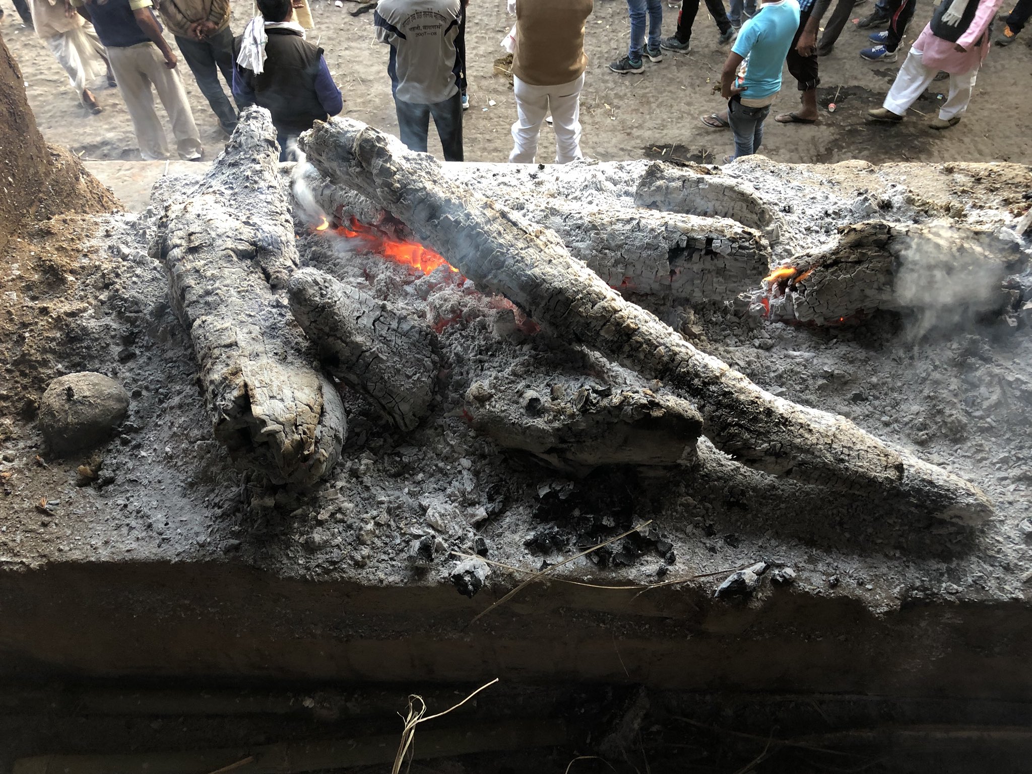 小野 Twitterren インドで死体焼くとこみてきた 3500年前から絶えず燃やされてる火で焼くらしい 燃やされてる写真はng 焼いた骨は ガンジス川へ 妊婦や子供はそのままガンジス川へ 何でも吸い込むガンジス川 小野 Twitterren インドで死体焼くとこみてきた 3500年前から絶えず燃やされてる火で焼くらしい 燃やされてる写真はng 焼いた骨は ガンジス川へ 妊婦や子供はそのままガンジス川へ 何でも吸い込むガンジス川