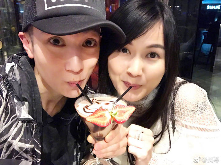 JigKae's tweet photo. อู๋จุนเปิดเผยโฉมหน้าภรรยาหลินลี่อิงในวันวาเลนไทน์ 💕 เจ้าตัวโพสต์์ถึงความสัมพันธ์ 22ปี ผู้หญิงที่อยู่เบื้องหลังและทำให้อู๋จุนประสบความสำเร็จมีชื่อเสียงจนถึงทุกวันนี้ 🌹🌹🌹 #Wuchun #LinLiYing https://t.co/kBFT7bJaK5
