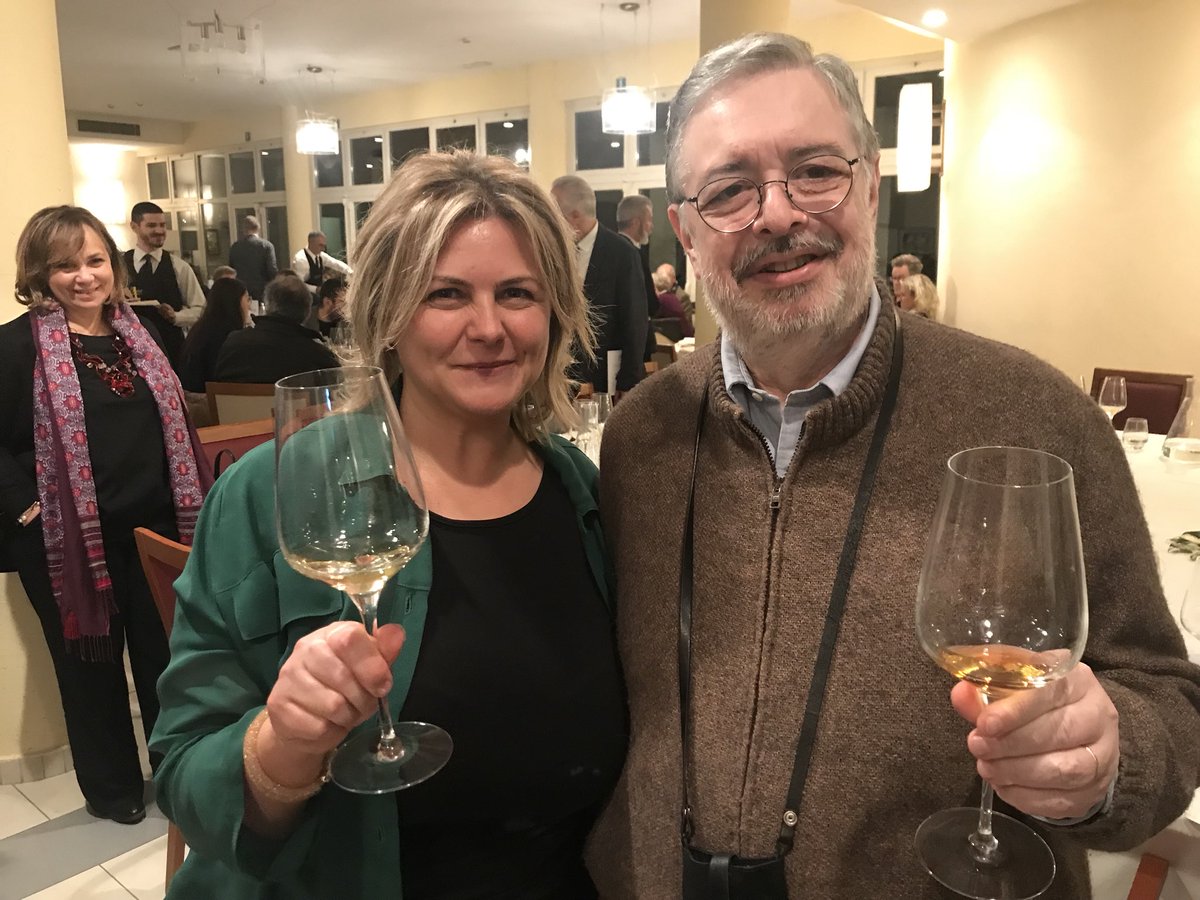 WineNewsIt's tweet photo. #SanGimignano #città della @vernacciasg (ph: #presidente e vignaiola #Cesani con critico #Cernilli) è #perla #architettonica e #artistica della #Toscana, dove #tradizione #vitivinicola si intreccia con #cultura e #storia, e i #vitigni caratterizzano il #paesaggio #mozzafiato https://t.co/xuTyAq6XrV
