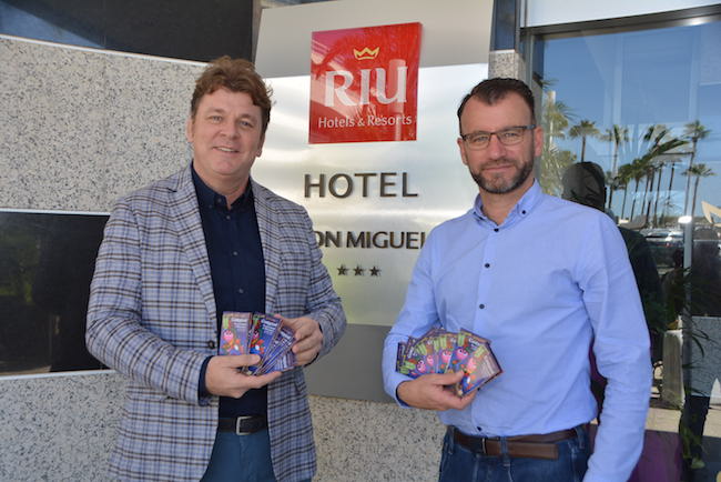 Los programas del Carnaval FestuM+ ya están en las calles, y en un  día tan especial como hoy hemos querido hacer entrega de ello a uno de nuestros principales Patrocinadores del Carnaval <a href="/RiuHoteles/">RIU Hotels & Resorts</a> ¡¡Muchas Gracias por el apoyo incondicional!!Nuestro amor e infinita amistad 😍