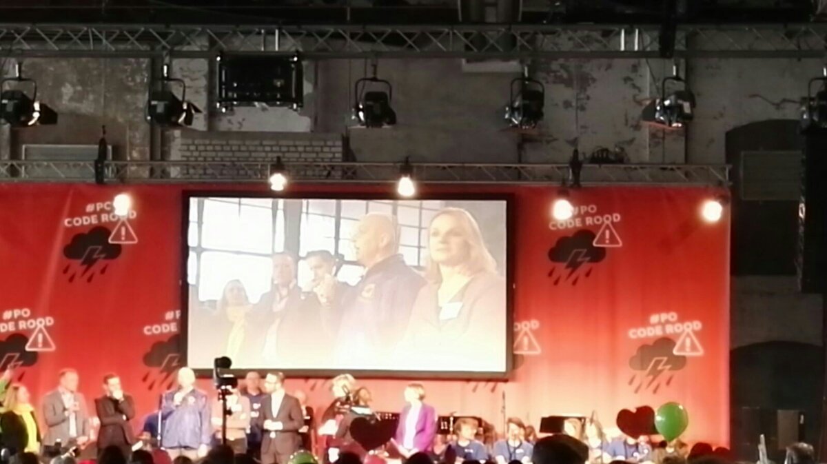 schoolleider's tweet image. #pofront op het podium. Om duizenden stakers toe te spreken #hartvooronderwijs