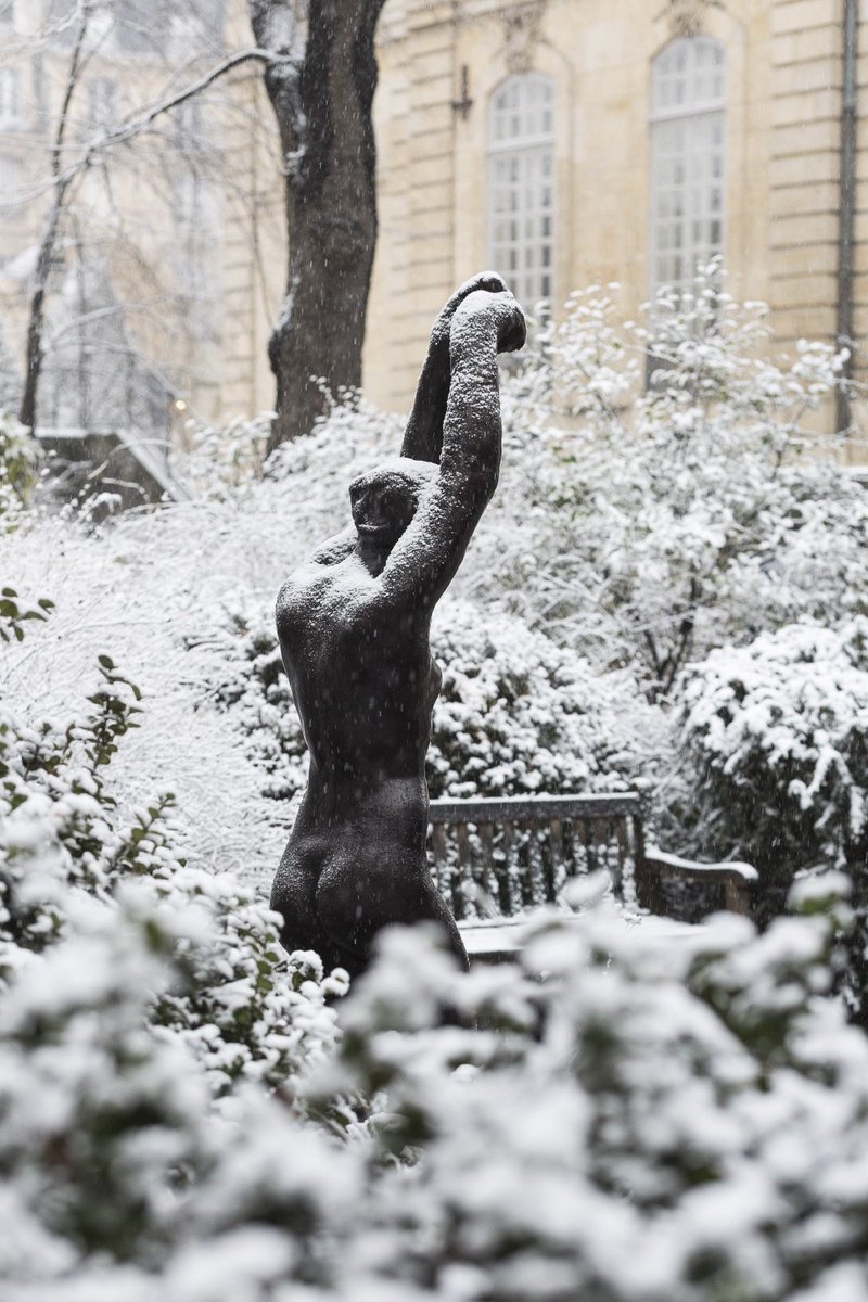MuseeRodinParis's tweet photo. Le jardin de #sculptures du musée #Rodin sous la #neige. The #sculpture garden of the Musée Rodin in the #snow. Venez nous rendre visite/Come to visit us: https://t.co/YFQOv6MiNu | Ambiance romantique pour la soirée #RodinLove : https://t.co/Dvot2YagDD https://t.co/EvIVczSvWa