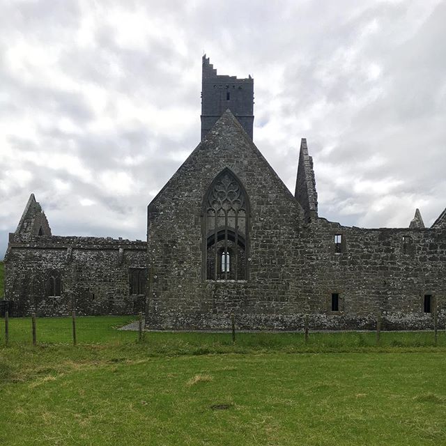 IrishAesthete's tweet photo. The east window of Rosserk Friary, County Mayo. Founded around 1460 for a member of the Joyce family, this house was under the care of the Franciscan third order. #Ireland #Eire #Rosserk #CountyMayo #OldMonastery #Ruins #Romantic https://t.co/C157rmOS3u https://t.co/OQn3BeP020