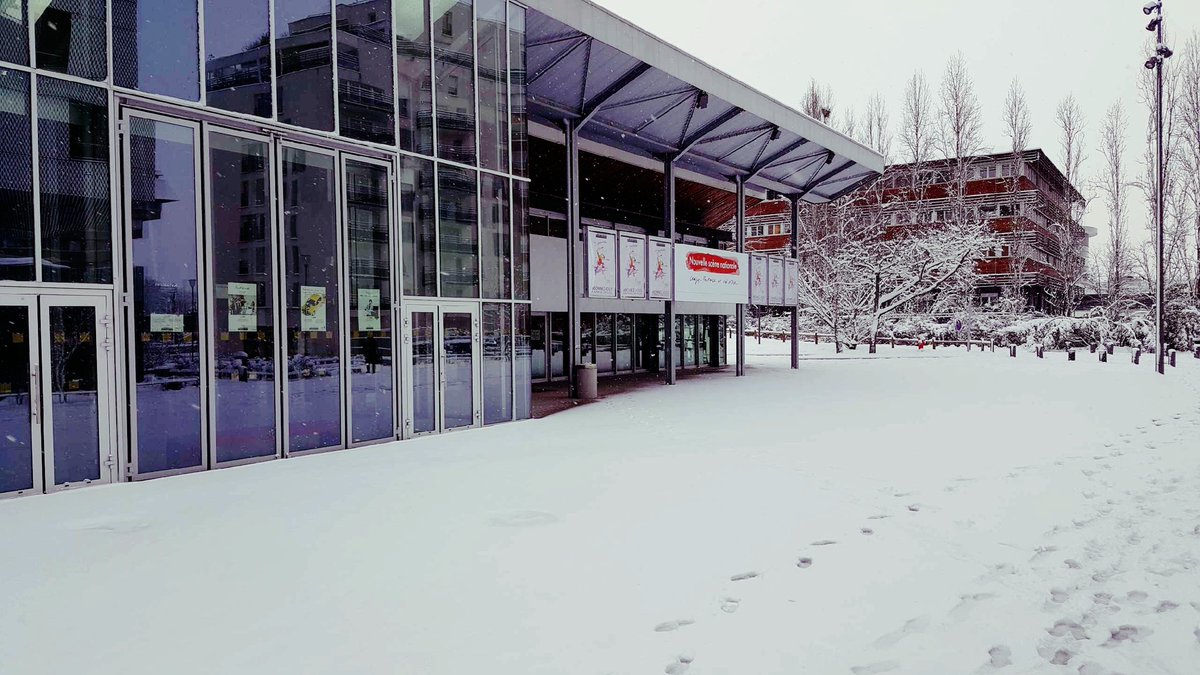 pointscommunsSN's tweet photo. Prêts pour une bataille de boules de neige à  @CergyPontoise95 ? 😉🐧❄☃ 
#snow #letitsnow #winter #winteriscoming #lapostrophe #souslaneige https://t.co/nhW3T0M3Wb