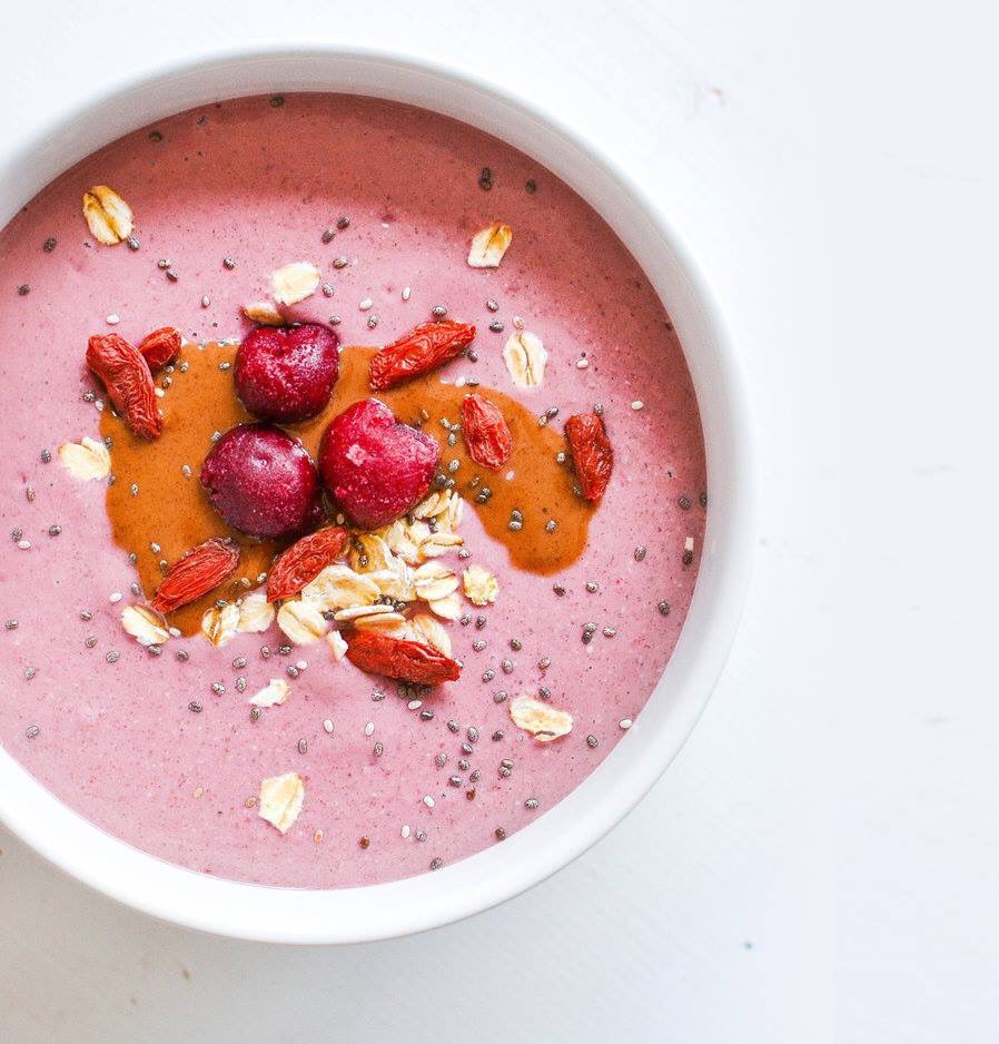 Whip up some midweek deliciousness with #BallerinaBites mouthwatering #cherrypie smoothie bowl 🍒 🥧 🥤 
Recipe is over on the blog now: energetiksblog.com.au/blog/2018/1/29…
#yummy #healthy #recipe