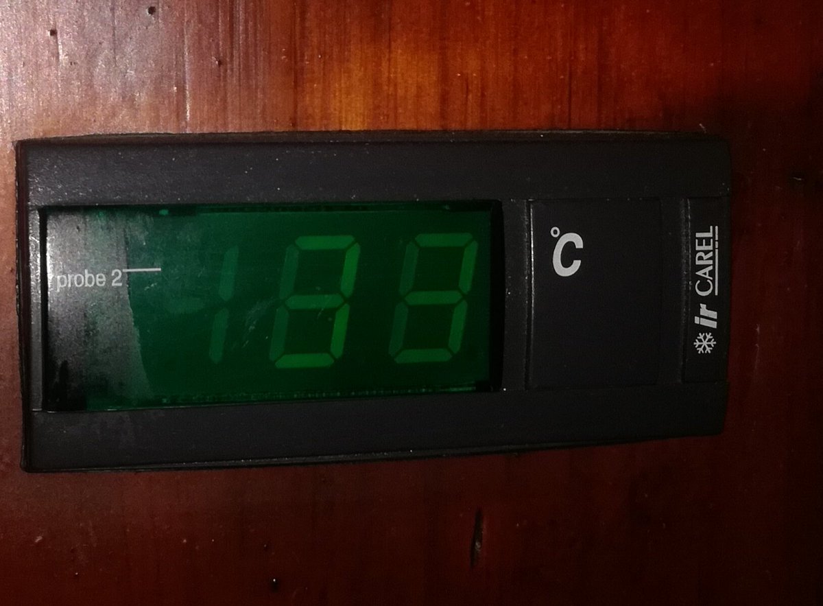 ZeldaVenter's tweet photo. The heat in Pretoria high court unbearable. 33 degrees in court GB at 9:30! Aircons not working for weeks. Lawyers, judges, public complaining. Lawyers told no need to wear gowns if heat too much. #HotCourt @pretorianews https://t.co/AzrJ0xt8UO
