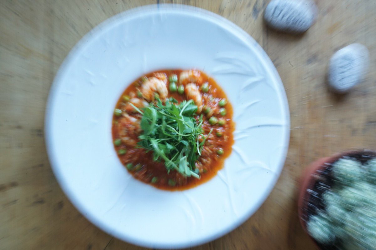 YounoussNimaga's tweet photo. #chefynss Prawns in garlic tomato sauce with greens and rocket video meal coming on Friday. Have a fabulous day everyone!📸 @samisapp https://t.co/WzL8wsS5iq